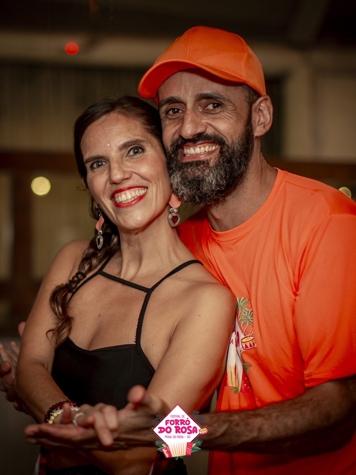 Casal sorrindo durante o baile do Festival de Forró do Rosa