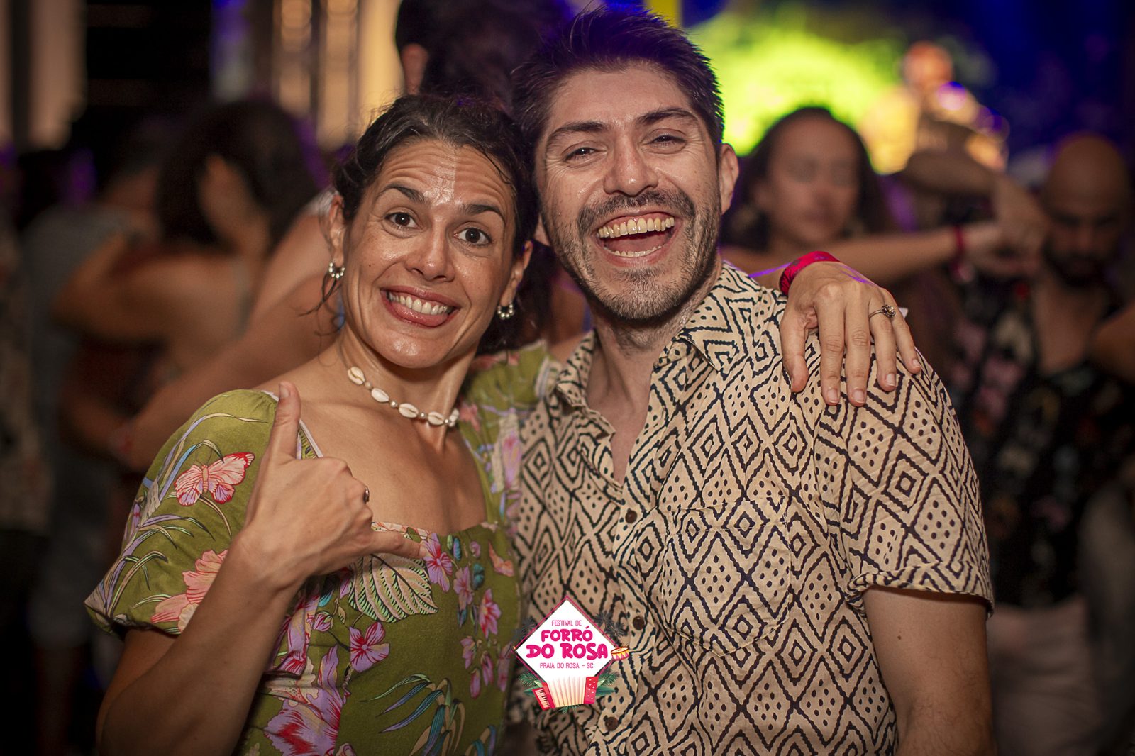 Casal abraçado durante o baile do festival